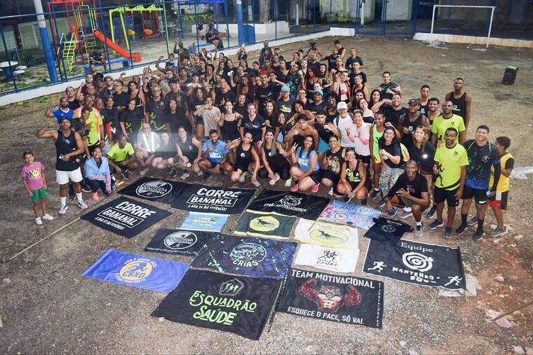 Equipe de corrida treinando na rua